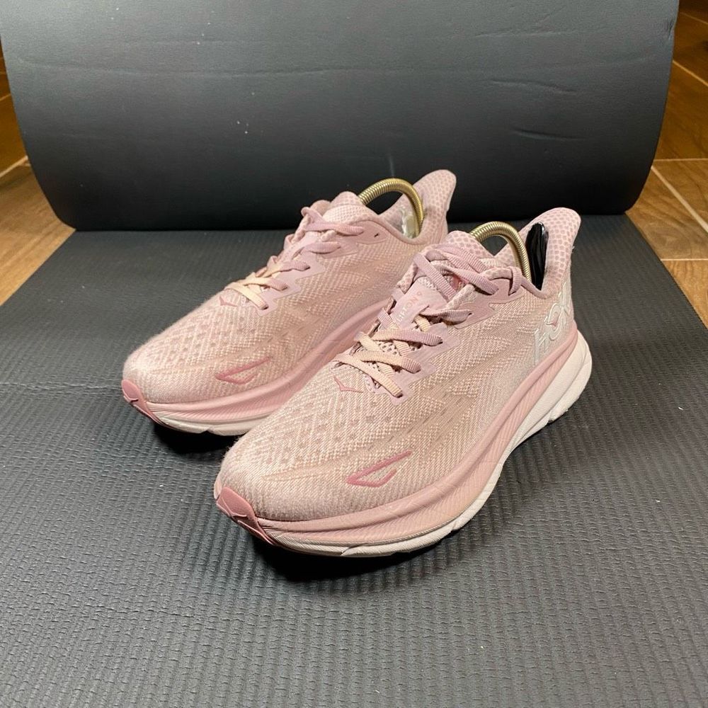 HOKA ONE ONE CLIFTON 9 - Women’s Running Shoes - SIZE 7.5B